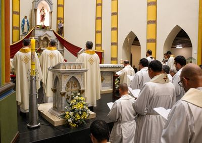 O momento reuniu todo o clero e os fi&eacute;is presentes em ora&ccedil;&atilde;o e prepara&ccedil;&atilde;o espiritual para a celebra&ccedil;&atilde;o eucar&iacute;stica