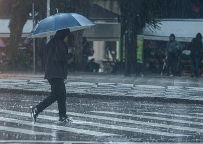 Chuva intensa, risco de alagamentos e ventos fortes ir&atilde;o at&eacute; quinta-feira. Na sexta, uma massa de ar frio derruba as temperaturas no estado.