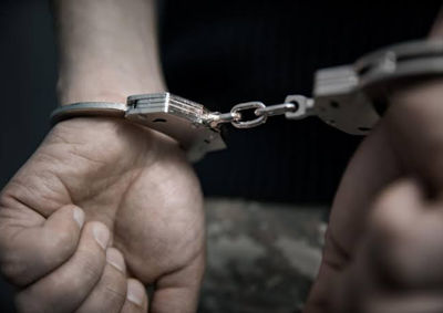 Os crimes teriam ocorrido entre 2023 e 2025, e foram praticados contra dois sobrinhos menores de 14 anos. Menina ficou gr&aacute;vida. 