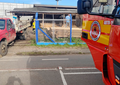 Bombeiros retiraram a v&iacute;tima debaixo do ve&iacute;culo ap&oacute;s a colis&atilde;o na entrada de uma empresa. Ela foi levada em estado grave ao Hospital S&atilde;o Braz/S&atilde;o Camilo.