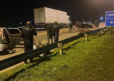 Segundo a PRF, motorista do ve&iacute;culo apresentou comportamento compat&iacute;vel com um aparente "surto psic&oacute;tico" e precisou ser contido pelos policiais.