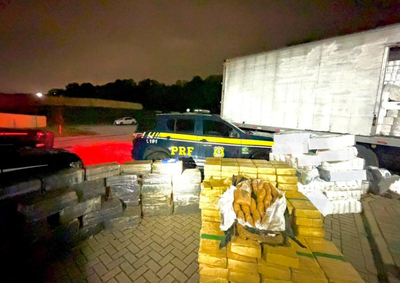 PRF apreendeu 2.074 quilos de maconha e 13,8 quilos de skunk escondidos. O motorista foi preso em Arauc&aacute;ria.