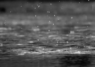 Frente fria mant&eacute;m condi&ccedil;&otilde;es para chuva intensa, rajadas de vento e eventual granizo. Tempo deve melhorar ao longo da tarde.