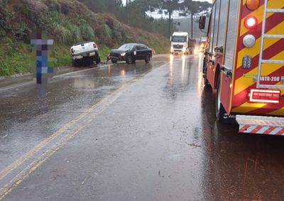 Acidente ocorreu na manh&atilde; desta quarta-feira (22), pr&oacute;ximo a S&atilde;o Miguel da Serra. As v&iacute;timas recusaram atendimento m&eacute;dico.