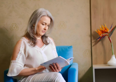 A terapeuta Marcia Sebem explica como os escudos emocionais, segundo a Nova Medicina Germ&acirc;nica, podem influenciar sintomas f&iacute;sicos e emocionais.