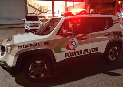 Segundo a Pol&iacute;cia Militar, ela teria ofendido profissionais de sa&uacute;de e entrado na sala de emerg&ecirc;ncia sem autoriza&ccedil;&atilde;o durante o atendimento ao pai.