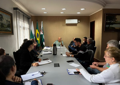 Prefeitura mobiliza equipes para atender fam&iacute;lias atingidas, levantar os danos e solicitar telhas &agrave; Defesa Civil para reparar as casas.