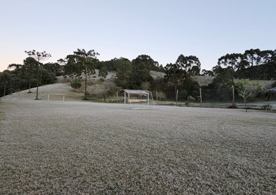 Frio intenso provocou geada em diversas regi&otilde;es do estado. A previs&atilde;o &eacute; de temperaturas mais amenas nos pr&oacute;ximos dias e chuva a partir de sexta-feira.