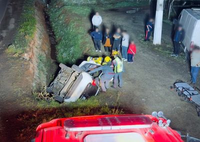 Motorista de 60 anos foi resgatado pelos bombeiros ap&oacute;s ficar preso pelo cinto de seguran&ccedil;a dentro do ve&iacute;culo capotado &agrave;s margens da rodovia.