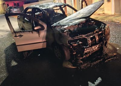 Ve&iacute;culo foi tomado pelas chamas na noite desta sexta-feira (17). Ocorr&ecirc;ncia mobilizou equipes do Corpo de Bombeiros e da Pol&iacute;cia Militar.