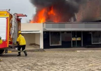 Fogo atingiu uma edifica&ccedil;&atilde;o mista no bairro Nossa Senhora Aparecida. N&atilde;o houve feridos, segundo os Bombeiros.