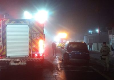 Condutor e passageiro sofreram ferimentos, foram atendidos pelos bombeiros e encaminhados ao Hospital S&atilde;o Braz/S&atilde;o Camilo.