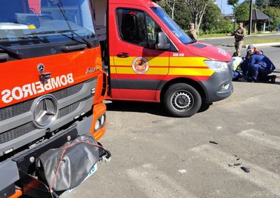 Acidente ocorreu na manh&atilde; desta segunda-feira, na Avenida dos Ferrovi&aacute;rios. Jovem de 24 anos foi levado ao hospital.