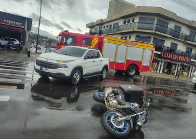 Homem de 31 anos sofreu escoria&ccedil;&otilde;es e foi levado ao Hospital S&atilde;o Braz ap&oacute;s acidente no bairro Santa Rosa.