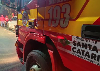 Acidente entre uma motocicleta e um carro ocorreu na noite desta segunda-feira (13). V&iacute;tima de 25 anos foi levada ao hospital pelos bombeiros.