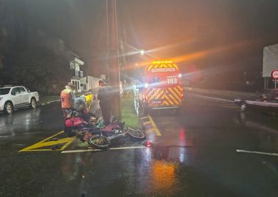 Homem de 35 anos foi encaminhado ao Hospital S&atilde;o Braz ap&oacute;s colis&atilde;o entre uma motocicleta e uma caminhonete na noite de sexta-feira.