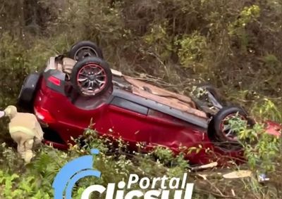 A suspeita &eacute; de que o condutor tenha perdido o controle do ve&iacute;culo ao tentar evitar uma carreta que teria invadido parcialmente a pista.