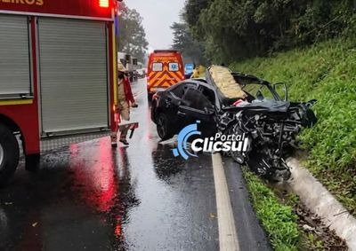 Acidente foi registrado entre S&atilde;o Mateus do Sul e Paulo Frontin. V&iacute;tima chegou a ser socorrida, mas morreu no hospital.