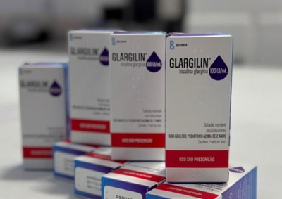 O p&uacute;blico-alvo s&atilde;o pacientes de 2 a 18 anos incompletos com diabetes tipo 1 e pessoas com 70 anos ou mais com diabetes tipo 1 ou 2.