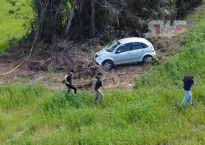 Autom&oacute;vel foi localizado abandonado ap&oacute;s den&uacute;ncia an&ocirc;nima e passar&aacute; por per&iacute;cia; investiga&ccedil;&atilde;o busca identificar o motorista.