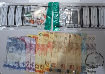 A&ccedil;&atilde;o da Rotam no bairro S&atilde;o Braz resultou na apreens&atilde;o de coca&iacute;na, dinheiro, celulares e uma balan&ccedil;a de precis&atilde;o.