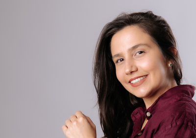 A m&eacute;dica coloproctologista Dra. Catarina Giehl explica por que a dor pode durar horas ap&oacute;s evacuar e alerta para os sinais que exigem avalia&ccedil;&atilde;o m&eacute;dica.