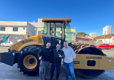 M&aacute;quina adquirida com recursos pr&oacute;prios refor&ccedil;a a frota municipal e aumenta a efici&ecirc;ncia dos servi&ccedil;os de infraestrutura.