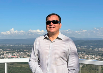 Em um relato pessoal, Ricardo conta como a parceria com a esposa fortalece sua autonomia e ajuda a combater preconceitos.