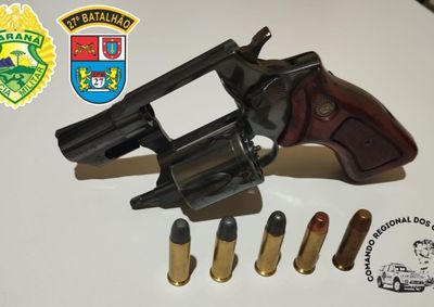 Segundo a Pol&iacute;cia Militar, suspeito amea&ccedil;ou a companheira com um rev&oacute;lver e tinha mandado de pris&atilde;o ativo por homic&iacute;dio e les&atilde;o corporal.