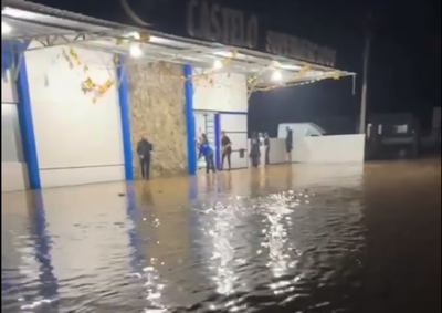 Imagens que circulam em redes sociais evidenciam alagamentos em v&aacute;rios pontos do centro da cidade. 