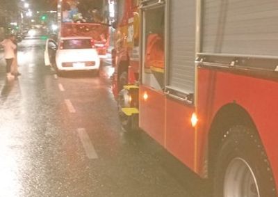 Homem de 30 anos foi atingido por um carro ap&oacute;s a colis&atilde;o com o caminh&atilde;o e acabou encaminhado ao Hospital S&atilde;o Braz.