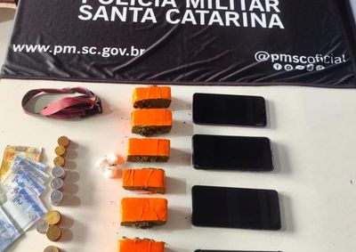 Pol&iacute;cia Militar abordou o ve&iacute;culo indicado e apreendeu entorpecentes, dinheiro e aparelhos celulares.