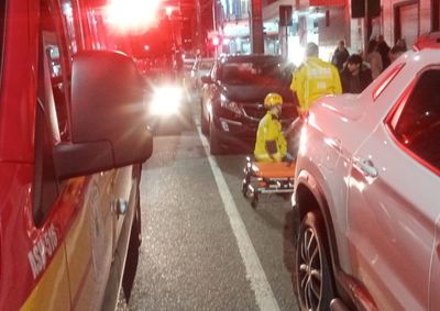 Jovem era passageira da motocicleta e foi encaminhada ao Hospital S&atilde;o Braz/S&atilde;o Camilo ap&oacute;s relatar dores nos dois tornozelos.