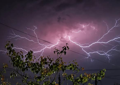Defesa Civil orienta moradores a buscar abrigo. Aviso indica risco de rajadas de vento, chuva intensa e granizo nas pr&oacute;ximas horas.