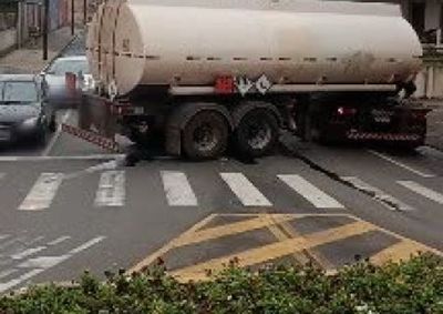 Segundo os Bombeiros, o caminh&atilde;o tentava subir a via quando n&atilde;o conseguiu avan&ccedil;ar e acabou ficando atravessado nos dois sentidos da avenida.