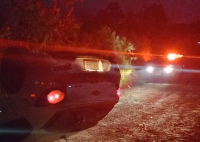 V&iacute;tima foi encontrada confusa e com ferimentos na cabe&ccedil;a e no t&oacute;rax. Outros ocupantes teriam deixado o local antes da chegada do socorro.