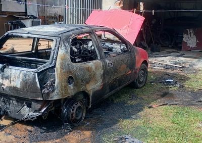 Inc&ecirc;ndio come&ccedil;ou ap&oacute;s o rompimento acidental do tanque de combust&iacute;vel durante um conserto. Ningu&eacute;m ficou ferido.