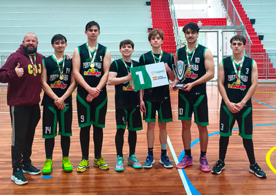 Campanha com duas vit&oacute;rias garante ao time Sub-17 masculino de basquete, uma vaga entre as 12 melhores equipes escolares de Santa Catarina.