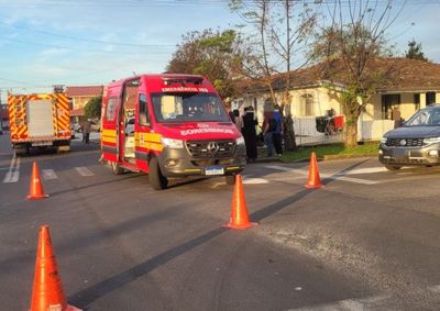 V&iacute;timas, de 22 e 23 anos, estavam na motocicleta e foram encaminhadas ao hospital ap&oacute;s o acidente. Mulher sofreu fratura exposta. 