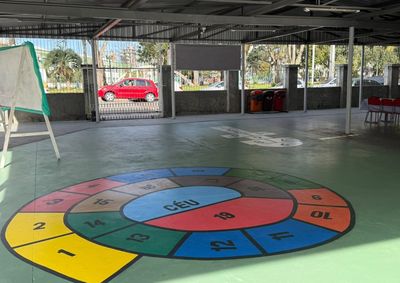 Espa&ccedil;o recebeu novo piso com sistema de drenagem e, neste m&ecirc;s, ganhou amarelinhas para tornar o ambiente mais divertido para os alunos