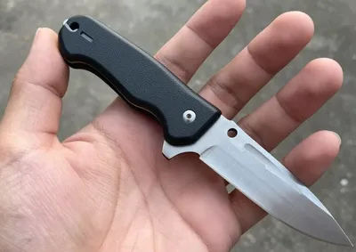 V&iacute;tima sofreu ferimentos no rosto, bra&ccedil;o, axila e costas. PM apreendeu armas, muni&ccedil;&otilde;es, canivete e roupas com manchas de sangue.