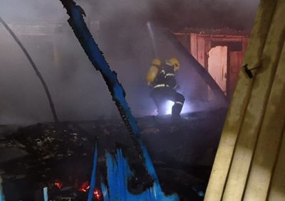 Im&oacute;vel de aproximadamente 48 metros quadrados ficou completamente destru&iacute;do pelas chamas. N&atilde;o havia moradores no local.