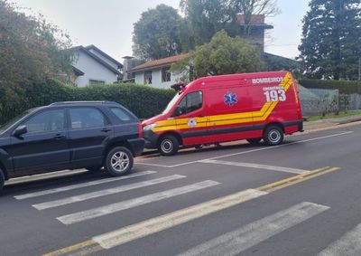 Mulher foi atendida pelos bombeiros e levada ao hospital ap&oacute;s sofrer dores na regi&atilde;o do f&ecirc;mur esquerdo.