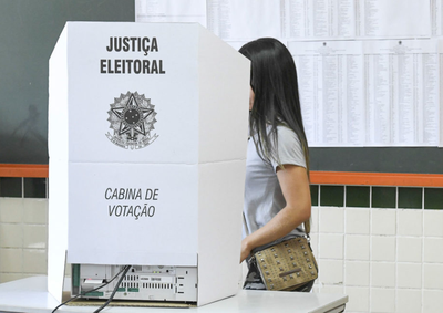 Pela primeira vez, eleitoras nessa situa&ccedil;&atilde;o poder&atilde;o solicitar a transfer&ecirc;ncia tempor&aacute;ria at&eacute; 20 de agosto para votar com mais seguran&ccedil;a.
