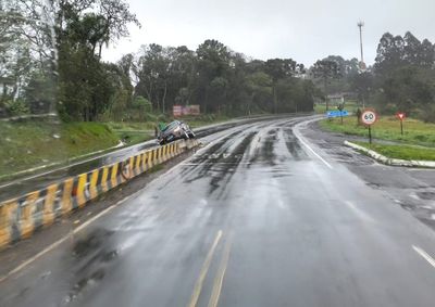Carro avan&ccedil;ou sobre a mureta que divide as pistas nesta segunda-feira (10)