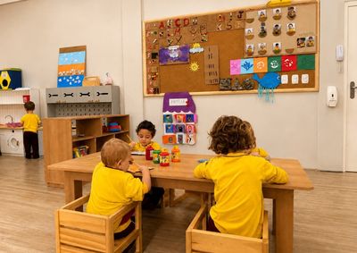 Quando o ambiente escolar &eacute; pensado para refletir a identidade da crian&ccedil;a, ele se transforma em um espa&ccedil;o de seguran&ccedil;a, pertencimento e aprendizagem.