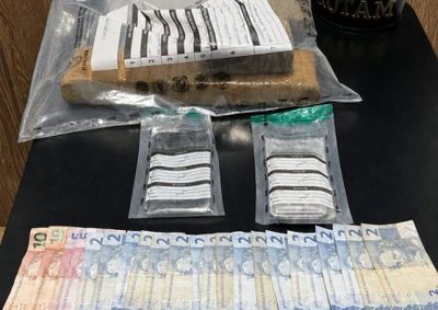 Em Uni&atilde;o da Vit&oacute;ria, mulher foi presa por mandado em aberto. Em Ant&ocirc;nio Olinto, casal foi detido com mais de 1,6 quilo de maconha.