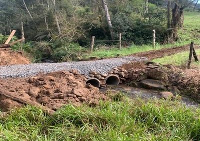 Interven&ccedil;&atilde;o foi realizada pela Prefeitura de Porto Uni&atilde;o para melhorar a passagem e a seguran&ccedil;a dos usu&aacute;rios da estrada.