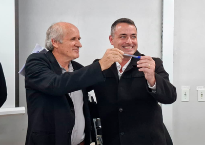 Prefeito se afastar&aacute; por 20 dias para tratar de quest&otilde;es pessoais no exterior; Suelen Geremia n&atilde;o assume e mant&eacute;m pr&eacute;-candidatura a deputada estadual. 