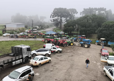 Moradores dizem que condi&ccedil;&otilde;es da estrada pioraram com as chuvas e dificultam passagem de ve&iacute;culos, &ocirc;nibus escolares e emerg&ecirc;ncias.